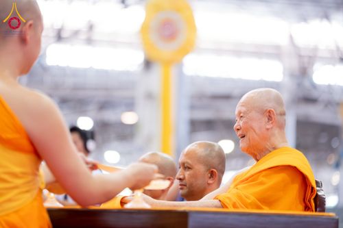 ภาพ No.237489:วันอาทิตย์ที่ 10 สิงหาคม พ.ศ.2568 พิธีมอบใบประกาศเกียรติคุณ โครงการสอบบาลี "ฉลองแชมป์" บูชาธรรม 80 ปี หลวงพ่อธัมมชโย ประจำปี 2568 และ พิธีมอบดวงแก้วสามเณรทรงบาลีไวยากรณ์ ณ สภาธรรมกายสากล วัดพระธรรมกาย ปทุมธานี