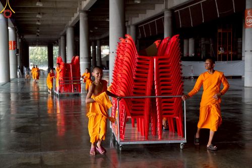 ภาพ No.220824:วันที่ 24-25 เมษายน พ.ศ. 2568 การเก็บงาน ผ้ารับประเคน ผ้าระบาย โต๊ะ เก้าอี้  ภายหลังงานวันคุ้มครองโลก ณ วัดพระธรรมกาย