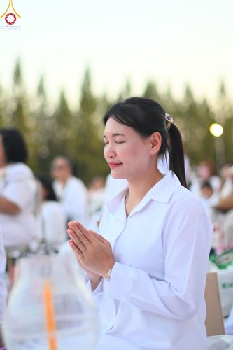 ภาพ No.192693:พิธีจุดประทีปถวายเป็นพุทธบูชา และบูชาธรรมมหาปูชนียาจารย์ ณ อนุสรณ์สถานคลองบางนางแท่น อ.สามพราน จ.นครปฐม ในโครงการธรรมยาตรา กตัญญูบูชา มหาปูชนียาจารย์ พระมงคลเทพมุนี(สด จนฺทสโร) พระผู้ปราบมาร อนุสรณ์สถาน 7 แห่ง ปีที่ 13 วันที่ 10 มกราคม พ.ศ. 2568