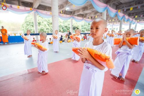 ภาพ No.216002:วันพฤหัสบดีที่ 3 เมษายน พ.ศ. 2568 พิธีบรรพชาสามเณร ภาคฤดูร้อน รุ่นที่ 15  บูชาธรรมหลวงพ่อธัมมชโย 81 ปี 81 รูป ณ ศูนย์ปฏิบัติธรรมสวนผึ้ง จ.ราชบุรี