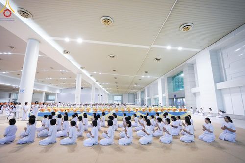 ภาพ No.146139:วันมหารำลึก ครั้งที่ 34 พิธีร่วมรำลึกถึงนักสร้างบารมีที่ล่วงลับไปแล้ว , พิธีสวดพระพุทธมนต์ ณ ห้องแก้วสารพัดนึก 1 วัดพระธรรมกาย วันเสาร์ที่ 27 กรกฎาคม พ.ศ. 2567