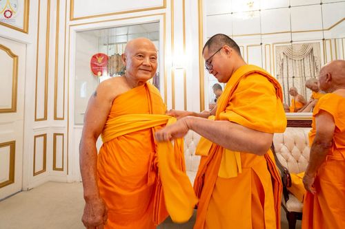 ภาพ No.252286:วันที่ 4-5 ตุลาคม พ.ศ. 2568  วัดพระธรรมกายแคลิฟอร์เนีย ประเทศสหรัฐอเมริกา ได้จัดพิธีตัดปอยผม โดยคณะสงฆ์ ญาติ ๆ และสาธุชน ให้กับนาคธรรมทายาท 8 ท่าน และได้จัดพิธีบรรพชา-อุปสมบท ฉลองพิธีทอดกฐินบรมจักรพรรดิ สร้างอุโบสถ 82 ปี บูชาธรรมหลวงพ่อธัมมชโย