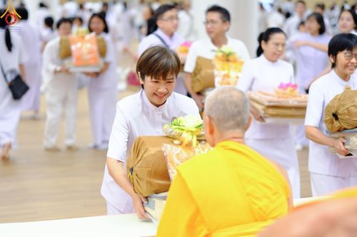 ภาพ No.180862:พิธีถวายภัตตาหารเมนูสวรรค์ และพิธีถวายอุปกรณ์กันหนาว แด่คณะพระภิกษุสามเณรวัดพระธรรมกาย วันอาทิตย์ที่ 8 ธันวาคม พ.ศ.2567 ณ สภาธรรมกายสากล วัดพระธรรมกาย