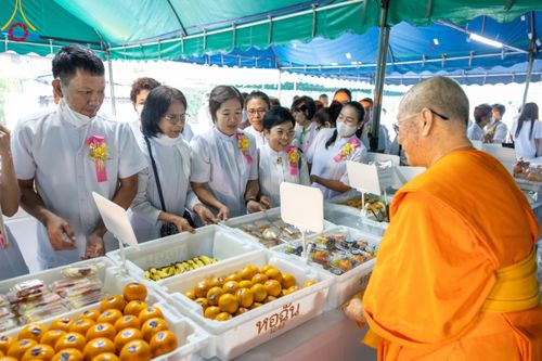 ภาพ No.109049:พิธีถวายภัตตาหารเป็นสังฆทาน แด่คณะพระธรรมยาตราฯ ในโครงการธรรมยาตรากตัญญูบูชา มหาปูชนียาจารย์ พระมงคลเทพมุนี(สด จนฺทสโร) พระผู้ปราบมาร อนุสรณ์สถาน 7 แห่ง ปีที่ 12 วันที่ 9 มกราคม พ.ศ. 2567 ณ อนุสรณ์สถานคลองบางนางแท่น  อ.สามพราน จ.นครปฐม
