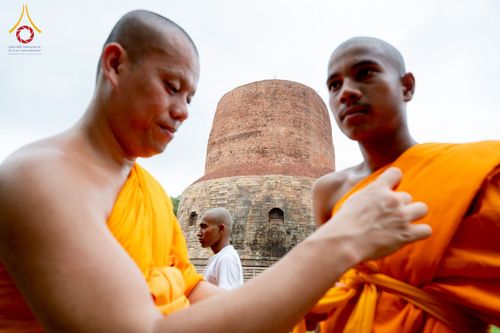 ภาพ No.231091:วันที่ 1 กรกฎาคม พ.ศ. 2568 โครงการบรรพชาสามเณร 300 รูป ถวายเป็นพุทธบูชา  วันอาสาฬหบูชา ณ จุดกำเนิดพระรัตนตรัย  ต้นแหล่งธัมมจักกัปปวัตตนสูตร เมืองพาราณสี  สารนาถ ประเทศอินเดีย