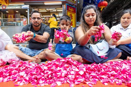 ภาพ No.128246:พิธีอัญเชิญพระบรมสารีริกธาตุ " ใจกลางเมืองนครหาดใหญ่ " เพื่อประดิษฐาน ณ มหารัตนเจดีย์สิริปทุมสวรรค์ (เจดีย์อริยพุทธะ 5 พระองค์) ศูนย์ปฏิบัติธรรมภาคใต้ อ.บางกล่ำ จ.สงขลา  วันที่ 9 มีนาคม พ.ศ.2567 (ชุดที่ 1)