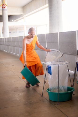 ภาพ No.218315:วันที่ 12-18 เมษายน พ.ศ. 2568 พระภิกษุและเจ้าหน้าที่อาสาสมัคร เตรียมพื้นที่ต้อนรับพักค้างพระสังฆาธิการ เนื่องในงานวันคุ้มครองโลก 22 เมษายน พ.ศ. 2568