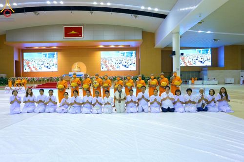 ภาพ No.101711:พิธีขอบรรพชา, พิธีขอสรณคมน์และศีล, พิธีถวายบาตร ในโครงการอุปสมบทหมู่ รุ่นบูชาธรรมมหาปูชนียาจารย์ ณ วัดพระธรรมกาย วันที่ 9 ธันวาคม พ.ศ. 2566