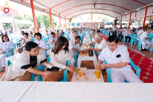 ภาพ No.170783:พิธีทอดกฐิน ณ วัดมงคลพุการาม ปทุมธานี ในโครงการกฐินสามัคคีทั่วไทย 30,000 วัด บูชาธรรม 80 ปี หลวงพ่อธัมมชโย โดยคณะศิษยานุศิษย์วัดพระธรรมกาย วันที่ 27 ตุลาคม พ.ศ. 2567