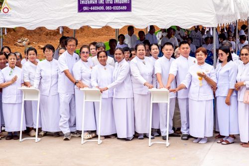 ภาพ No.239442:วันอาทิตย์ที่ 17 สิงหาคม พ.ศ. 2568 พิธีกดปุ่มอัญเชิญรูปเหมือน พระมงคลเทพมุนี (สด จันทสโร)  ณ มหาวิหารแก้วพระมงคลเทพมุนี  ศูนย์ปฏิบัติธรรมแก้วเมืองเลย