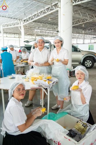 ภาพ No.58868:V.40 ภัตตาหารพระหมื่นวัด เราจัดให้ การปฏิบัติงานของเจ้าหน้าที่และอาสาสมัคร เพื่อรับบุญในการถวายภัตตาหาร แด่คณะสงฆ์ 10,000 กว่าวัดทั่วประเทศ ที่มาร่วมงานวันคุ้มครองโลก จันทร์ที่ 22 เมษายน พ.ศ. 2567 ณ วัดพระธรรมกาย