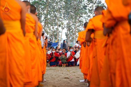 ภาพ No.76433:คณะสงฆ์และสามเณรบิณฑบาต ประเทศบังกลาเทศ วันที่ 11 กุมภาพันธ์ พ.ศ. 2566