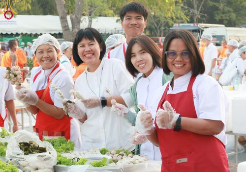 ภาพ No.106737:พิธีถวายภัตตาหารเป็นสังฆทาน แด่คณะพระธรรมยาตราฯ ในโครงการธรรมยาตรากตัญญูบูชา มหาปูชนียาจารย์ พระมงคลเทพมุนี(สด จนฺทสโร) พระผู้ปราบมาร อนุสรณ์สถาน 7 แห่ง ปีที่ 12 วันที่ 6 มกราคม พ.ศ. 2567 ณ อนุสรณ์สถานโลตัสแลนด์ จ.สุพรรณบุรี