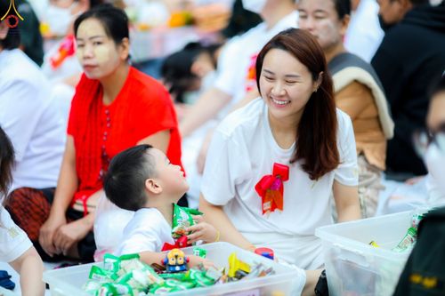 ภาพ No.85947:ตักบาตรพระนานาชาติ 10,000 รูป ใจกลางนครหาดใหญ่ จ.สงขลา วันอาทิตย์ที่ 20 สิงหาคม พ.ศ. 2566