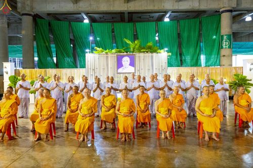 ภาพ No.243004:วันที่ 31 สิงหาคม พ.ศ. 2568 พิธีตัดปอยผมและปลงผม โครงการอุปสมบทหมู่บูชาธรรม ครบรอบ 108 ปี วันครูผู้ค้นพบวิชชาธรรมกาย ณ วัดพระธรรมกาย