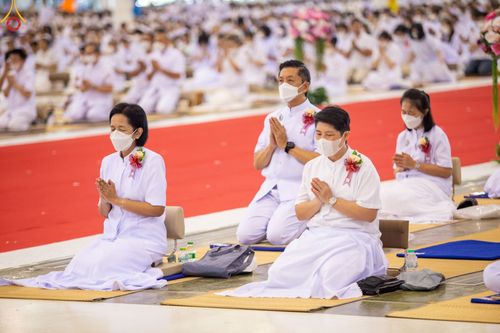 ภาพ No.89496:พิธีตักบาตร ข้าวสารอาหารแห้ง พิธีบูชาข้าวพระ และพิธีจุดเทียนใจ ไฟนิรันดร์  อนันตชัย ณ สภาธรรมกายสากล วัดพระธรรมกาย วันอาทิตย์ที่ 1 ตุลาคม พ.ศ. 2566