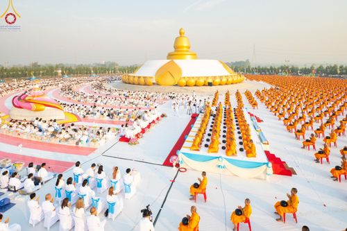 ภาพ No.201076:พิธีตักบาตรพระธรรมยาตรา ณ อนุสรณ์สถานลำดับที่ 5 สถานที่เผยแผ่วิชชาธรรมกายครั้งแรก อนุสรณ์สถานบางปลา วัดบางปลา อำเภอบางเลน จังหวัดนครปฐม ในโครงการธรรมยาตรา กตัญญูบูชา มหาปูชนียาจารย์ พระมงคลเทพมุนี(สด จนฺทสโร) พระผู้ปราบมาร อนุสรณ์สถาน 7 แห่ง ปีที่ 13