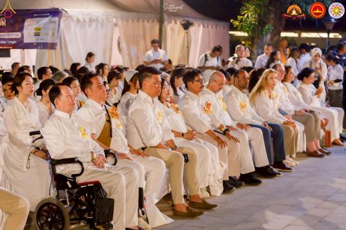 ภาพ No.224527:วันจันทร์ที่ 12 พฤษภาคม พ.ศ. 2568  ชาวพุทธในอินโดนีเซีย ร่วมฉลองวิสาขบูชาจุดประทีปกว่า 200,000 ดวง ณ พระมหาเจดีย์บรมพุทโธ  เจริญพุทธมนต์ถวาย “พระวชิรเกล้าเจ้าอยู่หัว”