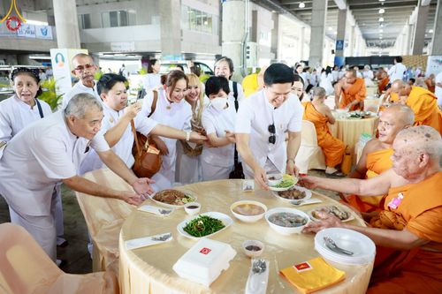 ภาพ No.219453:วันอังคารที่ 22 เมษายน พ.ศ. 2568 พิธีมอบปัจจัยช่วยเหลือครู 4 จังหวัดชายแดนภาคใต้ , พิธีกล่าวคำถวายอุปกรณ์ เพื่อเตรียมการต้อนรับคณะสงฆ์ฯ , พิธีกล่าวคำถวายภัตตาหารเป็นสังฆทาน , คณะสงฆ์ฉันภัตตาหารเพล  เนื่องในวันคุ้มครองโลก พิธีถวายมหาสังฆทานแด่คณะสงฆ์