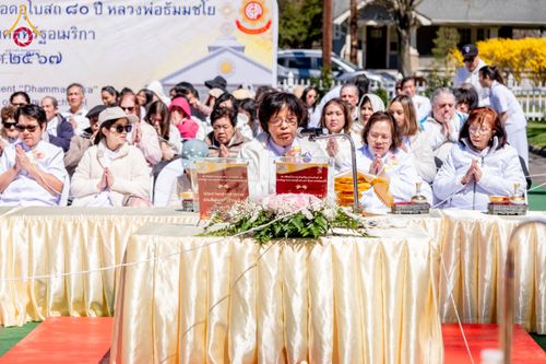ภาพ No.62427:คณะศิษยานุศิษย์รวมใจสถาปนาและสมโภช ธรรมจักร เพื่ออัญเชิญประดิษฐาน ณ ยอดอุโบสถ 80 ปี หลวงพ่อธัมมชโย วัดพระธรรมกายนิวเจอร์ซี ประเทศสหรัฐอเมริกา  วันอาทิตย์ที่ 7 เมษายน พ.ศ. 2567