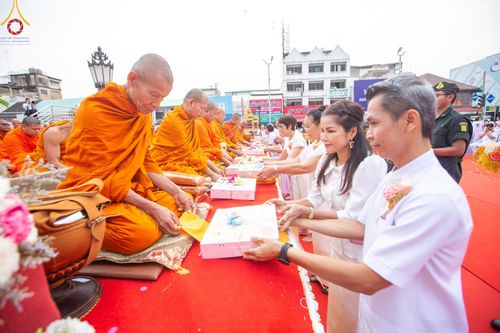 ภาพ No.126092:พิธีทำบุญเมืองนครราชสีมา ฉลอง 556 ปี ตักบาตรพระ 10,000 รูป ในวันเสาร์ที่ 2 มีนาคม พ.ศ.2567 ณ อนุสาวรีย์ท้าวสุรนารี จ.นครราชสีมา จัดโดย คณะสงฆ์จังหวัดนครราชสีมา ร่วมกับสำนักงานจังหวัดนครราชสีมา