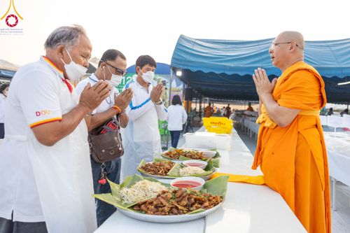 ภาพ No.109935:ถวายภัตตาหารเป็นสังฆทาน แด่คณะพระธรรมยาตราฯ ปีที่ 12 วันที่ 11 มกราคม พ.ศ. 2567 ณ อนุสรณ์สถานคลองบางนางแท่น  อ.สามพราน จ.นครปฐม