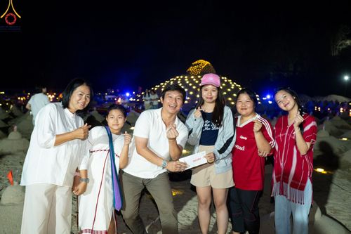 ภาพ No.138689:Photo Story  มหัศจรรย์วัดดงดินแดง Episode 6 พระภิกษุ-สามเณร ในโครงการบรรพชาอุปสมบทหมู่  กว่า 500 รูป และศีลจาริณีกว่า 300 คน ร่วมกันก่อพระเจดีย์ทราย 20,000 องค์ และจุดประทีป  บูชาธรรม 80 ปี หลวงพ่อธมฺมชโย กลางลำน้ำแม่ตื่น