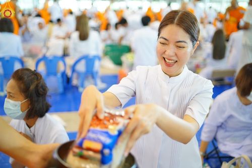 ภาพ No.139114:พิธีตักบาตร , พิธีบูชาข้าวพระ ณ ห้องแก้วสารพัด 1 สภาธรรมกายสากล วัดพระธรรมกาย วันอาทิตย์ต้นเดือนที่ 2 มิถุนายน พ.ศ. 2567