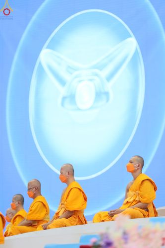 ภาพ No.86888:พิธีตักบาตร , พิธีบูชาข้าวพระ , พิธีจุดเทียนใจ ไฟนิรันดร์ อนันตชัย ในวันอาทิตย์ต้นเดือน 3 กันยายน พ.ศ. 2566 ณ วัดพระธรรมกาย