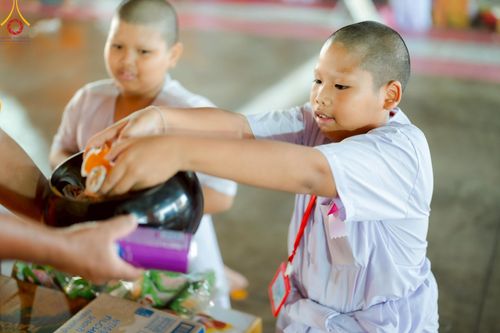 ภาพ No.214641:วันศุกร์ที่ 4 เมษายน พ.ศ.2568 นาคธรรมทายาทตักบาตรพระพี่เลี้ยง ในโครงการบรรพชาสามเณร ฟื้นฟูพระพุทธศาสนาทั่วไทย ณ วิหารคด 22 วัดพระธรรมกาย