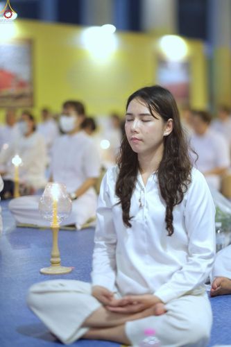 ภาพ No.224011:วันวิสาขบูชา วันอาทิตย์ที่ 11 พฤษภาคม พ.ศ. 2568 พิธีจุดวิสาขประทีป ,  พิธีเวียนประทักษิณรอบพระมหาธรรมกายเจดีย์ , พิธีฉลองชัยสวดมนต์บทธัมมจักกัปปวัตตนสูตร ครบ 7,357,000,000 จบ ณ มหารัตนวิหารคด วัดพระธรรมกาย