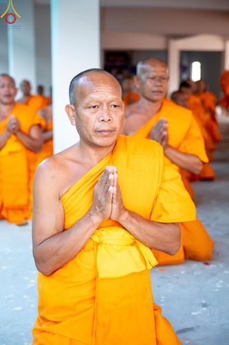 ภาพ No.201350:พระธรรมยาตราปฏิบัติธรรม และถ่ายภาพหมู่ประวัติศาสตร์ ณ อาคารธรรมยาตรา กตัญญูบูชามหาปูชนียาจารย์  ตรงข้ามวัดปากน้ำภาษีเจริญ จ.กรุงเทพมหานคร ในโครงการธรรมยาตรา กตัญญูบูชา มหาปูชนียาจารย์ พระมงคลเทพมุนี(สด จนฺทสโร) พระผู้ปราบมาร อนุสรณ์สถาน 7 แห่ง ปีที่ 13