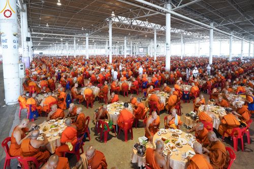 ภาพ No.60263:คณะสงฆ์ 10,000 กว่าวัดฉันภัตตาหารเพล ในวันคุ้มครองโลก วันจันทร์ที่ 22 เมษายน พ.ศ. 2567 ณ สภาธรรมกายสากล วัดพระธรรมกาย