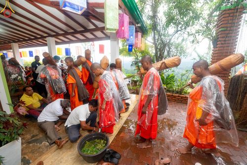 ภาพ No.140980:PhotoStory มหาศรัทธา ธรรมยาตราศรีลังกา EP.5 โครงการสยาม-ลังกา ธรรมยาตรา ฉลองเทศกาลวิสาขบูชาแห่งชาติ ศรีลังกา บูชาธรรม 80 ปีหลวงพ่อธัมมชโย เส้นทางจาก เมืองดัมบูลลา ไปยัง เมืองมาตะเล ตั้งแต่วันที่ 17-20 พฤษภาคม พ.ศ.2567