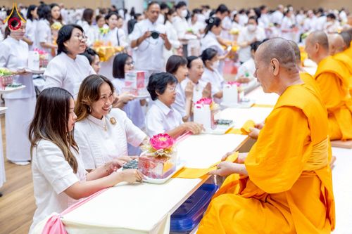 ภาพ No.239617:วันอาทิตย์ที่ 17 สิงหาคม พ.ศ. 2568 พิธีถวายคิลานเภสัช และอุปกรณ์ทางการแพทย์ แด่คณะสงฆ์ เนื่องในวันธรรมชัย ณ ห้องแก้วสารพัดนึก 2 สภาธรรมกายสากล วัดพระธรรมกาย