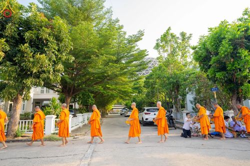 ภาพ No.136094:พระธรรมทายาท โครงการบวชพระนานาชาติ AEC & WAB ผู้บริหารรุ่นที่ 2 บิณฑบาต ณ หอฉันคุณยายอาจารย์ฯ เมืองแก้วมณี หมู่บ้านแก้วพุทธรักษา วันที่ 28 เมษายน พ.ศ. 2567