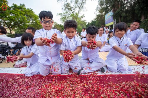 ภาพ No.120064:พิธีต้อนรับพระธรรมยาตรา ในโครงการธรรมยาตรา กตัญญูบูชา มหาปูชนียาจารย์ พระมงคลเทพมุนี(สด จนฺทสโร) พระผู้ปราบมาร อนุสรณ์สถาน 7 แห่ง ปีที่ 12 วันที่ 28 มกราคม พ.ศ. 2567 ณ วัดพระธรรมกาย จ.ปทุมธานี