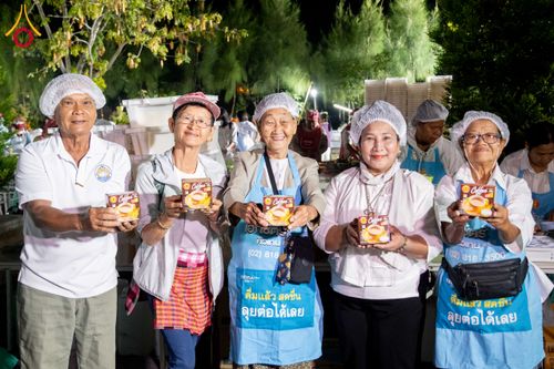 ภาพ No.288762:วันที่ 6 มกราคม พ.ศ. 2569 พิธีถวายภัตตาหารเป็นสังฆทาน แด่พระธรรมยาตรา ในโครงการธรรมยาตรา กตัญญูบูชา มหาปูชนียาจารย์ พระมงคลเทพมุนี(สด จนฺทสโร) พระผู้ปราบมาร อนุสรณ์สถาน 7 แห่ง ปีที่ 14 ณ อนุสรณ์สถานมหาวิหารพระมงคลเทพมุนี (โลตัสแลนด์) อ.สองพี่น้อง จ.สุพรร