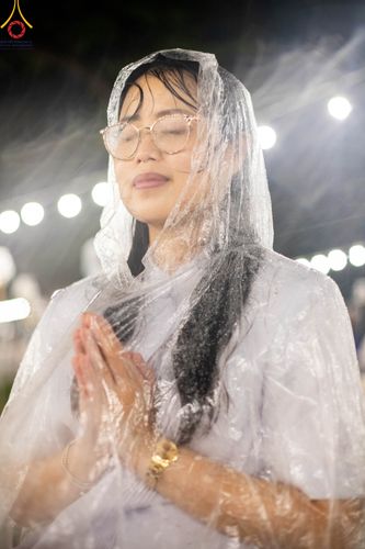 ภาพ No.89303:พิธีประดิษฐานรูปหล่อทองคำ  คุณยายอาจารย์มหารัตนอุบาสิกาจันทร์ ขนนกยูง ภายในมหาวิหารคุณยายอาจารย์ฯ เนื่องในวันครูผู้ค้นพบวิชชาธรรมกาย วันศุกร์ที่ 29 กันยายน พ.ศ. 2566 ณ วัดพระธรรมกาย จ.ปทุมธานี