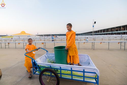 ภาพ No.320410:วันที่ 9 เมษายน พ.ศ.2569 การเตรียมงาน มัดถุงน้ำ ถ่วงขาโต๊ะไทยธรรม เพื่องานถวายมหาสังฆทาน 40,000 กว่าวัดทั่วประเทศ วันคุ้มครองโลก 22 เมษายน พ.ศ.2569 วัดพระธรรมกาย