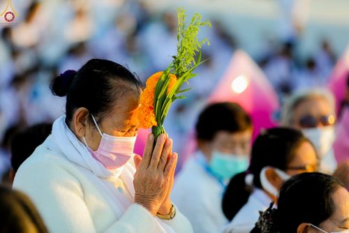 ภาพ No.74793:พิธีตักบาตรพระธรรมยาตราฯ ในโครงการธรรมยาตรากตัญญูบูชา มหาปูชนียาจารย์ พระมงคลเทพมุนี(สด จนฺทสโร) พระผู้ปราบมาร ปีที่ 11 ณ อนุสรณ์สถานลำดับที่ 5 สถานที่เผยแผ่วิชชาธรรมกายครั้งแรก อนุสรณ์สถานบางปลา วัดบางปลา อ.บางเลน จ.นครปฐม วันที่ 29 มกราคม พ.ศ. 2566