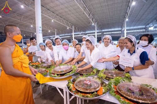 ภาพ No.121243:พิธีถวายภัตตาหารเป็นสังฆทาน แด่คณะพระธรรมยาตราฯ ในโครงการธรรมยาตรากตัญญูบูชา มหาปูชนียาจารย์ พระมงคลเทพมุนี(สด จนฺทสโร) พระผู้ปราบมาร อนุสรณ์สถาน 7 แห่ง ปีที่ 12 วันที่ 30 มกราคม พ.ศ. 2567 ณ สภาธรรมกายสากล วัดพระธรรมกาย