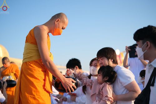 ภาพ No.68757:พิธีตักบาตรฉลองพระใหม่ วันที่ 1 มกราคม พ.ศ. 2566 ณ วัดพระธรรมกาย จ.ปทุมธานี