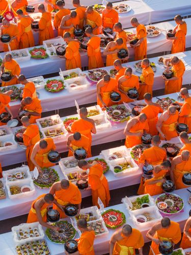 ภาพ No.106090:พิธีถวายภัตตาหารเป็นสังฆทาน แด่คณะพระธรรมยาตราฯ ในโครงการธรรมยาตรากตัญญูบูชา มหาปูชนียาจารย์ พระมงคลเทพมุนี(สด จนฺทสโร) พระผู้ปราบมาร อนุสรณ์สถาน 7 แห่ง ปีที่ 12 วันที่ 3 มกราคม พ.ศ. 2567 ณ อนุสรณ์สถานโลตัสแลนด์ จ.สุพรรณบุรี