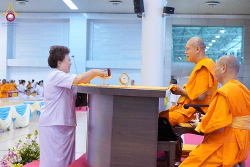 ภาพ No.338156:วันอาทิตย์ต้นเดือน 5 กรกฎาคม พ.ศ.2569 สัมมนาพิเศษ พิธีมอบพระของขวัญ ณ ห้องแก้วสารพัด1 วัดพระธรรมกาย