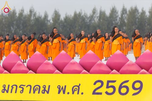 ภาพ No.299838:วันที่ 19 มกราคม พ.ศ.2569 พระธรรมยาตราปฏิบัติธรรมและถ่ายภาพหมู่ประวัติศาสตร์ ณ อนุสรณ์สถานลำดับที่ 5 สถานที่เผยแผ่วิชชาธรรมกายครั้งแรก  อนุสรณ์สถานบางปลาวัดบางปลา อ.บางเลน จ.นครปฐม ในโครงการธรรมยาตรา กตัญญูบูชา มหาปูชนียาจารย์ พระมงคลเทพมุนี(สด จนฺทสโร) 