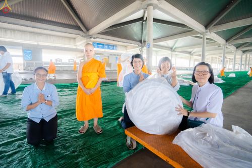 ภาพ No.323029:วันที่ 17-19 เมษายน พ.ศ.2569 การปูผ้ากระสอบขาว , เตรียมจุดฉัน , เตรียมจุดพักค้าง เพื่องานถวายมหาสังฆทาน 40,000 กว่าวัดทั่วประเทศ วันคุ้มครองโลก 22 เมษายน พ.ศ.2569 วัดพระธรรมกาย