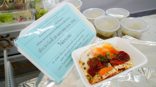 ภาพ No.72970:พิธีถวายภัตตาหารเป็นสังฆทาน แด่คณะพระธรรมยาตราฯ ในโครงการธรรมยาตรากตัญญูบูชา มหาปูชนียาจารย์ พระมงคลเทพมุนี(สด จนฺทสโร) พระผู้ปราบมาร อนุสรณ์สถาน 7 แห่ง ปีที่ 11 วันที่ 20 มกราคม พ.ศ. 2566