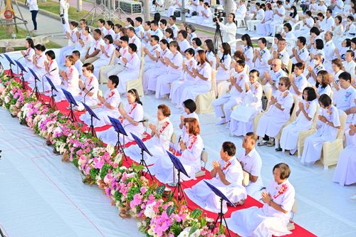 ภาพ No.284214:วันเสาร์ที่ 20 ธันวาคม พ.ศ.2568  พิธีตักบาตรพระ 10,000 รูป เนื่องในโอกาส 194 ปี จังหวัดกาญจนบุรี และอุทิศส่วนกุศลให้แด่บรรพชนทั้งหลาย บริเวณถนนสองแคว (Skywalk) เมืองกาญจนบุรี