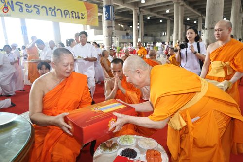 ภาพ No.323493:วันที่ 22 เมษายน พ.ศ.2569(วันคุ้มครองโลก) งานถวายมหาสังฆทาน 40,000 กว่าวัดทั่วประเทศ การเดินทางเข้าวัด , การต้อนรับปฏิสันถารพระสังฆาธิการ  ,  การจัดเตรียมภัตตาหาร , การลงทะเบียน